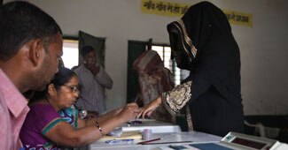 पोलिंग बूथ पर एक अल्पसंख्यक मतदाता