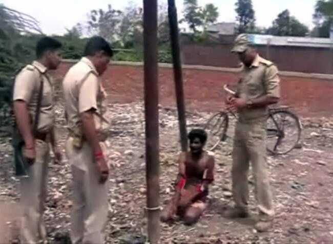 युवक को छुड़ाती पुलिस