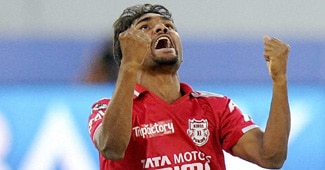 संदीप शर्मा ने झटके 3 विकेट