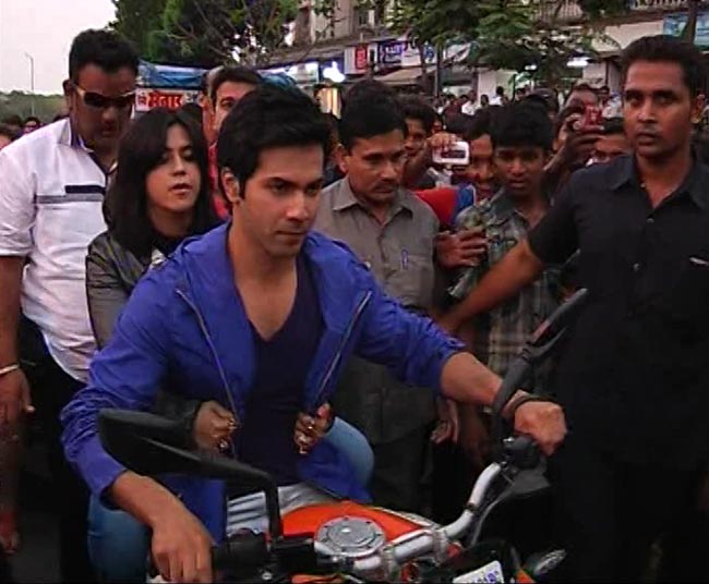 प्रोड्यूजर एकता के साथ बाइक पर फिल्म का प्रोमोशन