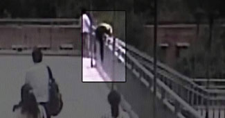 सीसीटीवी में कैद हुई लड़की की हरकतें