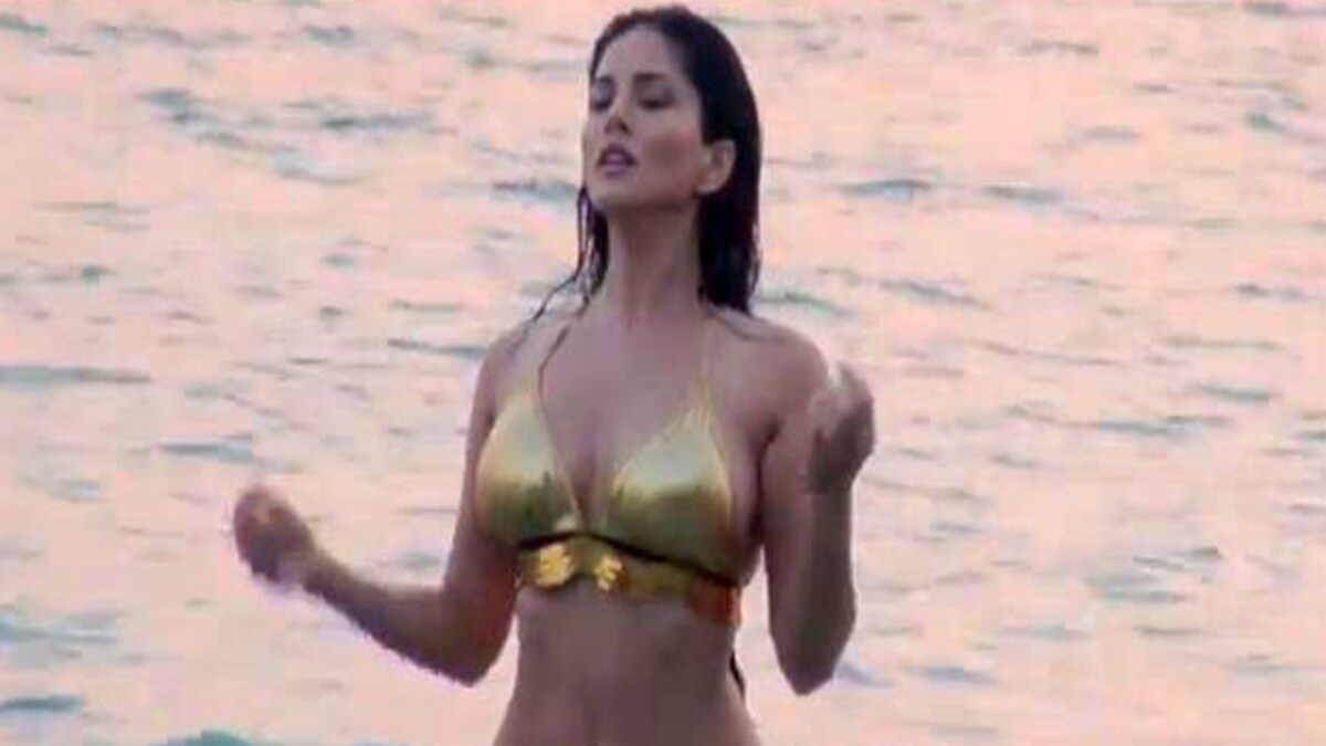 जब सुनहरी बिकिनी पहन सनी लियोन ने रेत को किया गरम... - behind the scences  of sunny leones new ad film - AajTak
