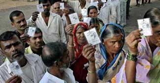 पोलिंग बूथ पर अपना आई कार्ड दिखाते मतदाता