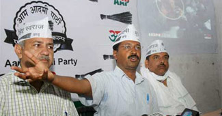 अरविंद केजरीवाल और संजय सिंह के साथ मनीष सिसोदिया (फाइल फोटो)