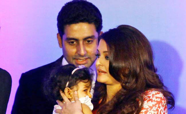अभिषेक और ऐश्‍वर्या राय बच्‍चन बेटी अराध्‍या के साथ (फाइल फोटो)