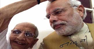 मोदी ने अपनी मां के साथ ये तस्वीर ट्विटर पर साझा की थी