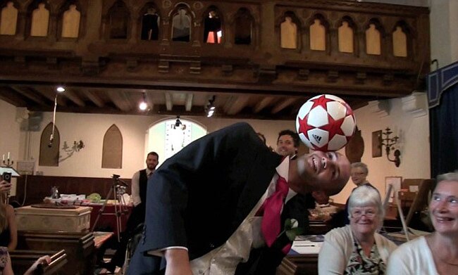 फुटबॉल  के साथ करतब करते हुए डेनियल कटिंग