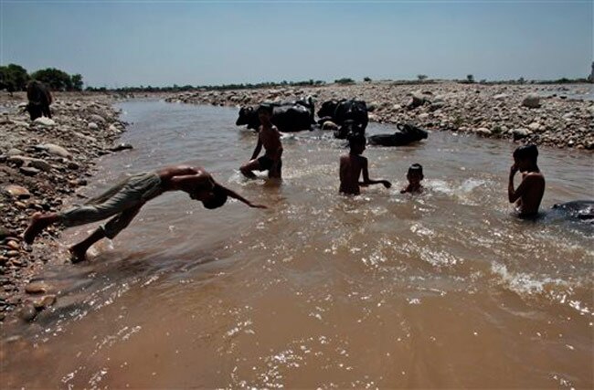 गर्मी से बचने की कोशिश: बीते शनिवार को जम्‍मू स्थित तवी नदी में नहाते बच्‍चे