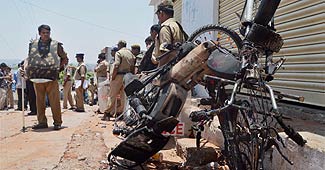 धार्मिक झंडा जलाए जाने के कारण भड़की हिंसा