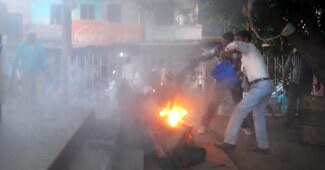 आग की लपटों में घिरे कमरुजमा फौजी