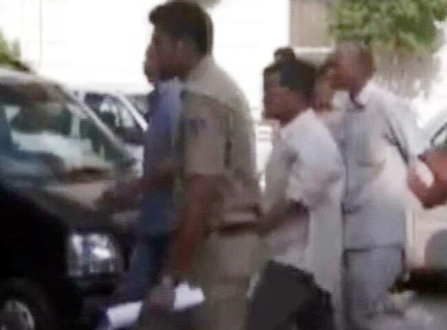 जेल जाते अरविंद केजरीवाल