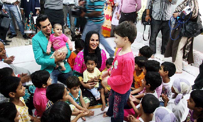 इदही के कराची स्थित घर में अपने पति के साथ वीना