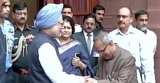 प्रणब मुखर्जी के साथ नरेंद्र मोदी