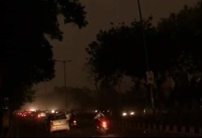 खराब मौसम के चलते शुक्रवार शाम ठहर सी गई दिल्ली