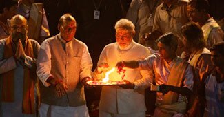 वाराणसी की घाट पर नरेंद्र मोदी
