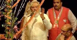 दशाश्‍वमेध घाट पर नरेंद्र मोदी
