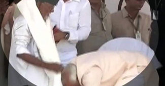 मोदी ने छुए सुभाष चंद्र बोस के ड्राइवर और आजाद हिंद फौज के सदस्य के पांव