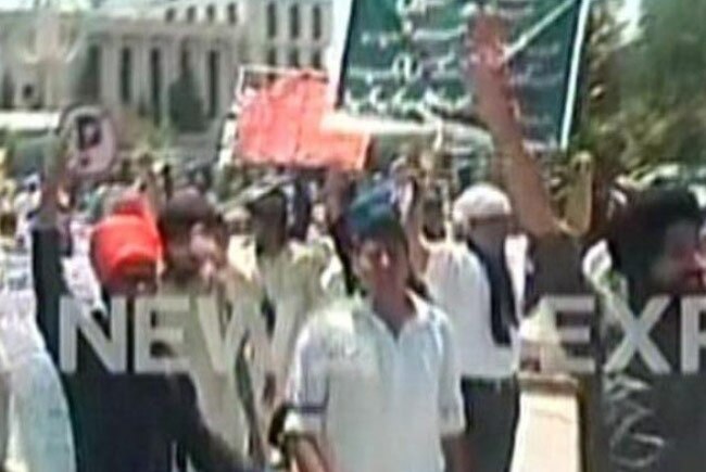 पाकिस्‍तान में प्रदर्शन करते सिख समुदाय के लोग (फोटो: द एक्‍सप्रेस ट्रिब्‍यून)