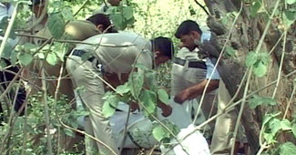लाशों को पेड़ से उतारते दिल्ली पुलिस के जवान