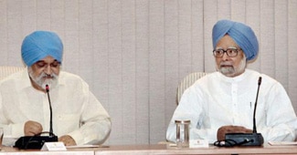 फाइल फोटो: मोंटेक सिंह आहलूवालिया और मनमोहन सिंह