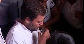 मतदान के दिन राहुल गांधी पहली बार अमेठी में दिखे