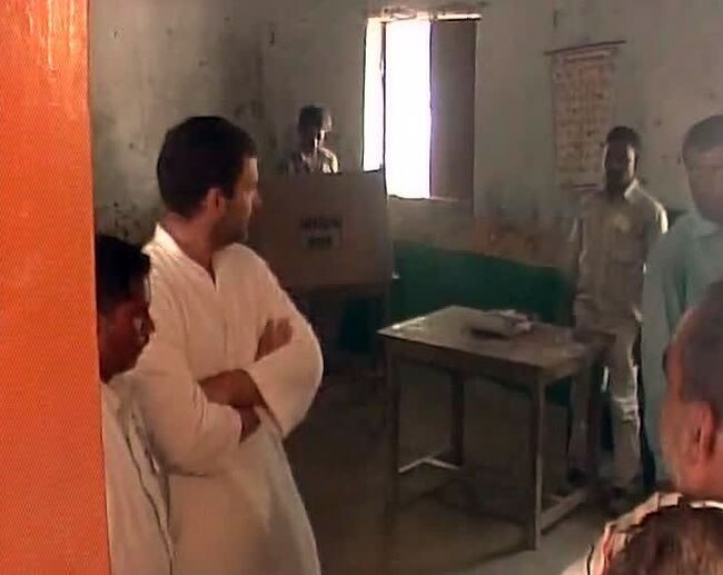 अमेठी में एक पोलिंग बूथ में राहुल (फोटो- एएनआई)