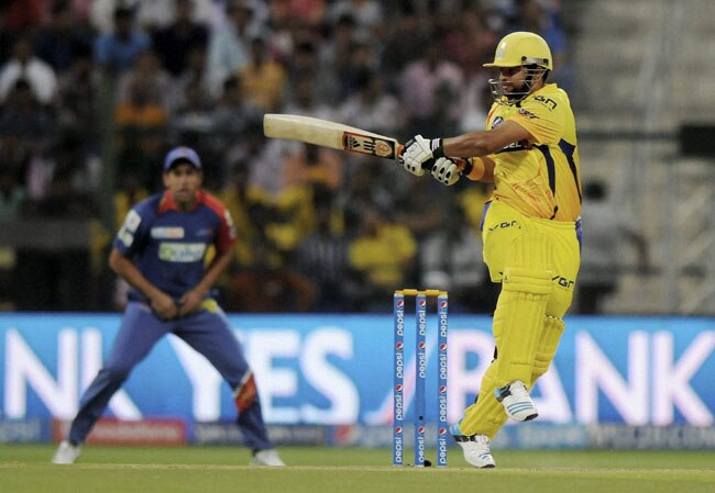 अपनी आकर्षक पारी के दौरान शॉट खेलते सुरेश रैना