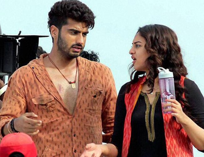 फिल्‍म 'तेवर' के एक सीन में अर्जुन कपूर और सोनाक्षी सिन्‍हा