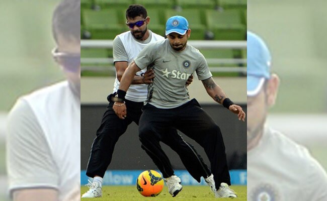 फाइल फोटोः प्रैक्टिस सेशन के दौरान फुटबॉल खेलते विराट और जडेजा