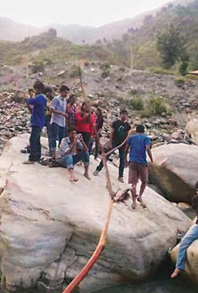 हादसे से पहले तस्वीरें खिंचवाते छात्र