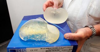 इंप्लांट के फटने के बाद महिला को अस्पताल में फौरन भरती करवाना पड़ा