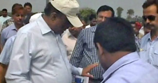 घटनास्थल का जायजा लेते मुख्य रेल सुरक्षा आयुक्त