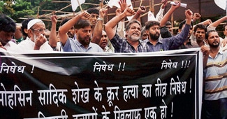 सादिक शेख की हत्या के खिलाफ गुस्‍से में लोग