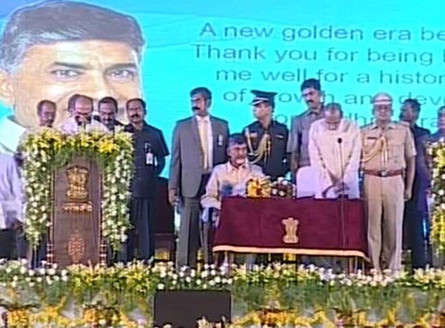 चंद्रबाबू नायडू ने रविवार को आंध्र प्रदेश के नए मुख्‍यमंत्री के रूप में शपथ ली