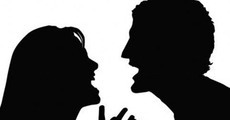 पति-पत्नी में झगड़े की प्रतीकात्मक तस्वीर