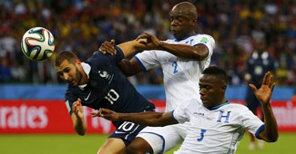 फ्रांस के करीम बेनजेमा (नीली टीशर्ट में) ने किया शानदार प्रदर्शन