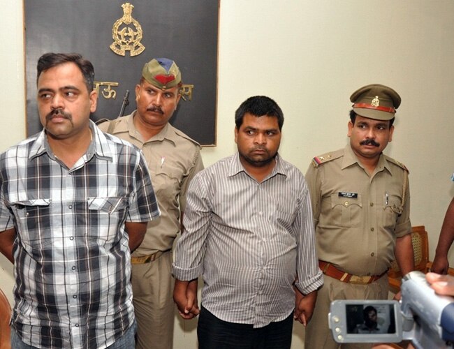 पुलिस की गिरफ्त में जालसाज