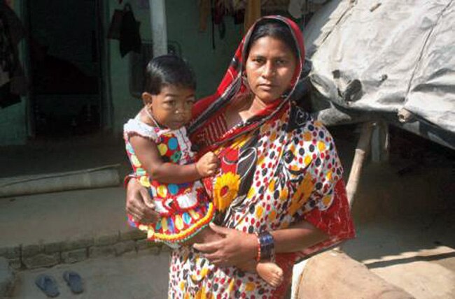 अपनी मां के साथ अजिफा खातून