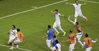 जश्न मनाते ग्रीस के खिलाड़ी