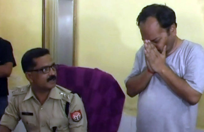 डीएसपी रणविजय सिंह के साथ आरोपी