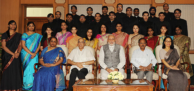 IFS (2012 बैच) के अधिकारियों के साथ नरेंद्र मोदी