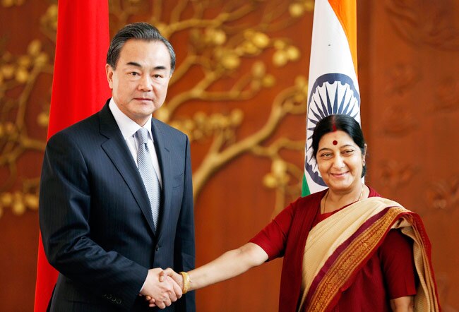 सुषमा स्‍वराज से मिलते चीन के विदेश मंत्री