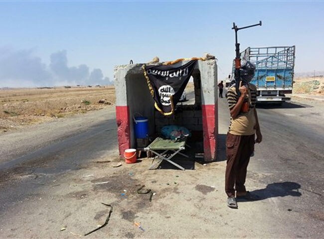 इराक में बेइजी रिफायनरी के बाहर खड़ा ISIL का विद्रोही