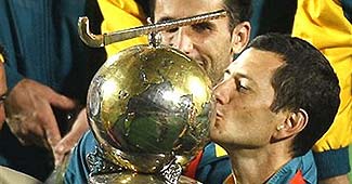 ट्रॉफी को चूमते ऑस्ट्रेलियाई कप्तान मार्क नोल्स