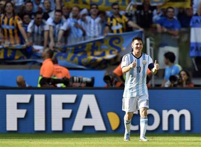 गोल करने के बाद खुशी में झूमते लियोनेल मेसी