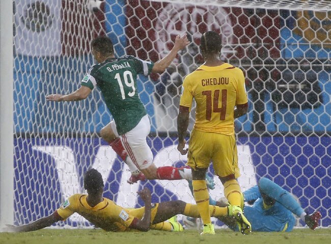 मैच के दौरान गोल करने की कोशिश करते खिलाड़ी