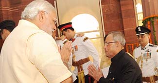 अभिभाषण से पहले राष्ट्रपति का अभिवादन करते मोदी