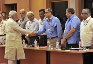 जब अलग-अलग विभागों के अधिकारियों से मिले थे पीएम नरेंद्र मोदी