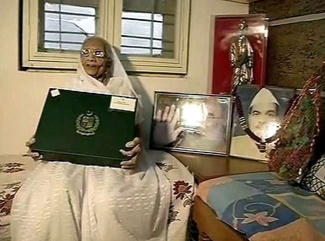 नवाज शरीफ द्वारा भेजी गई साड़ी के साथ पीएम नरेंद्र मोदी की मां