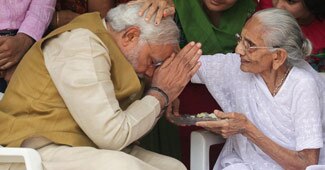 अपनी मां के साथ नरेंद्र मोदी